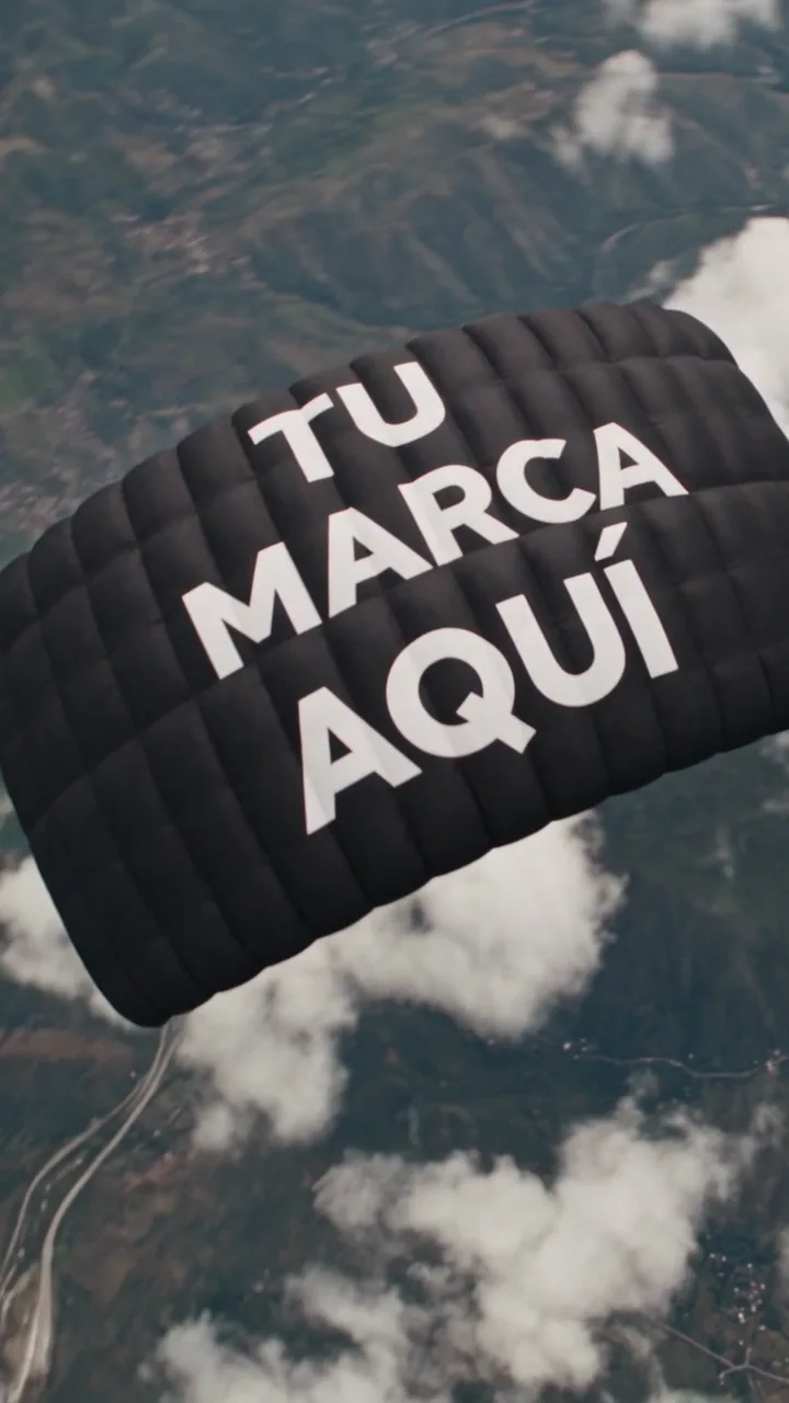 Paracaídas con el mensaje Tu marca aquí en un comercial con IA.